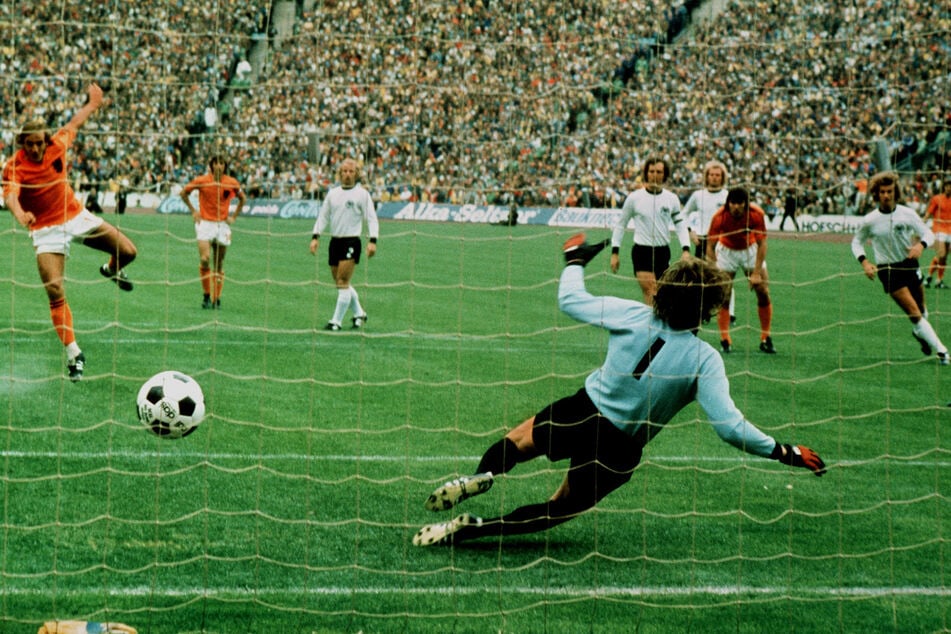 Einer der Höhepunkte seiner aktiven Profikarriere war das WM-Endspiel von 1974 in München gegen Deutschland, wo er den niederländischen Führungstreffer vom Punkt besorgte.