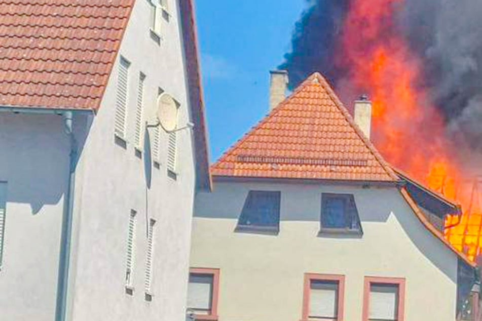 Scheune fackelt ab: Großaufgebot kämpft gegen meterhohe Flammen