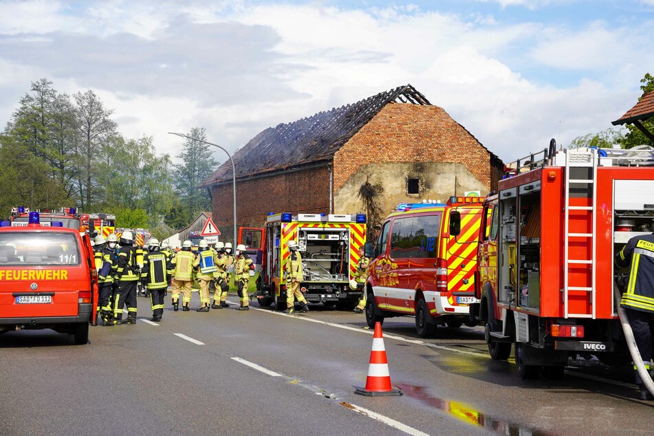 Ein Holzstadl ist im Landkreis Freyung-Grafenau in Bayern völlig ausgebrannt. Der Schaden beläuft sich auf rund 150.000 Euro.
