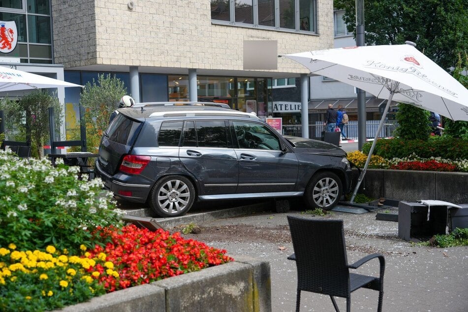 Ein 84-jähriger Autofahrer verlor die Kontrolle über seinen Wagen und fuhr in den Außenbereich eines Cafés.