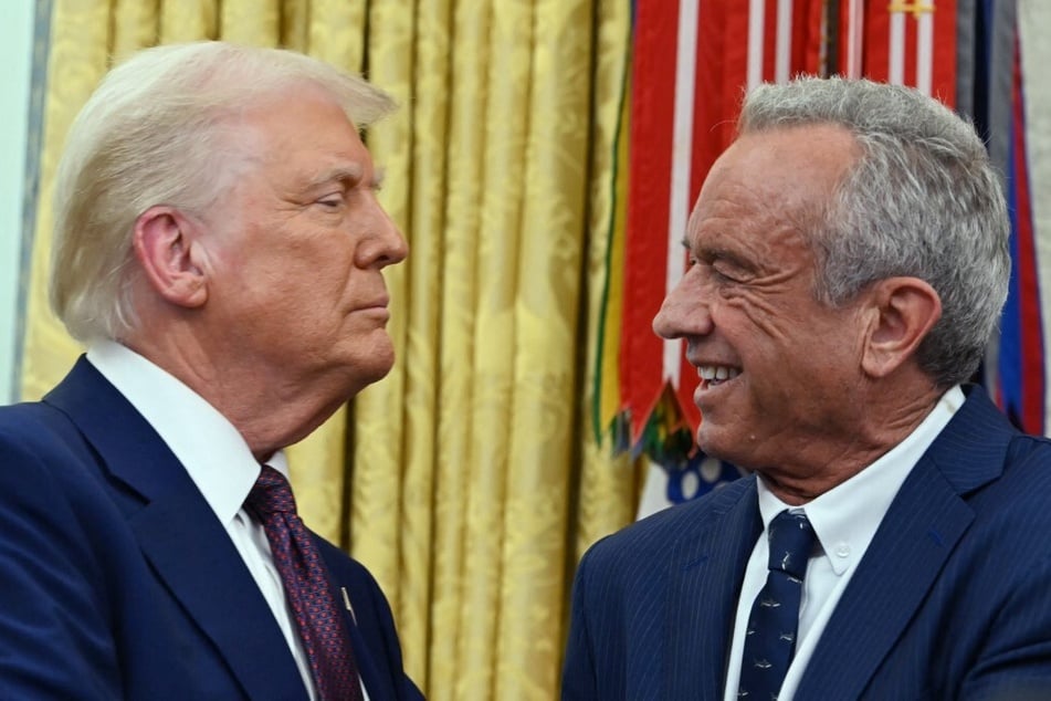 Secretary of Health and Human Services Robert F. Kennedy Jr. (r.) shakes hands with President Donald Trump after a swearing in ceremony in the Oval Office of the White House.