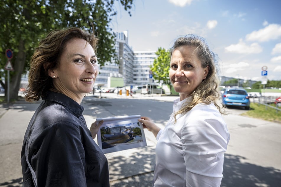 Den Platz hinter der Parteisäge im Blick: Claudia Fischer von der Architektenkammer Sachsen und Linda Hüttner, Geschäftsführerin der Bauunternehmens Gunter Hüttner &amp; Co.