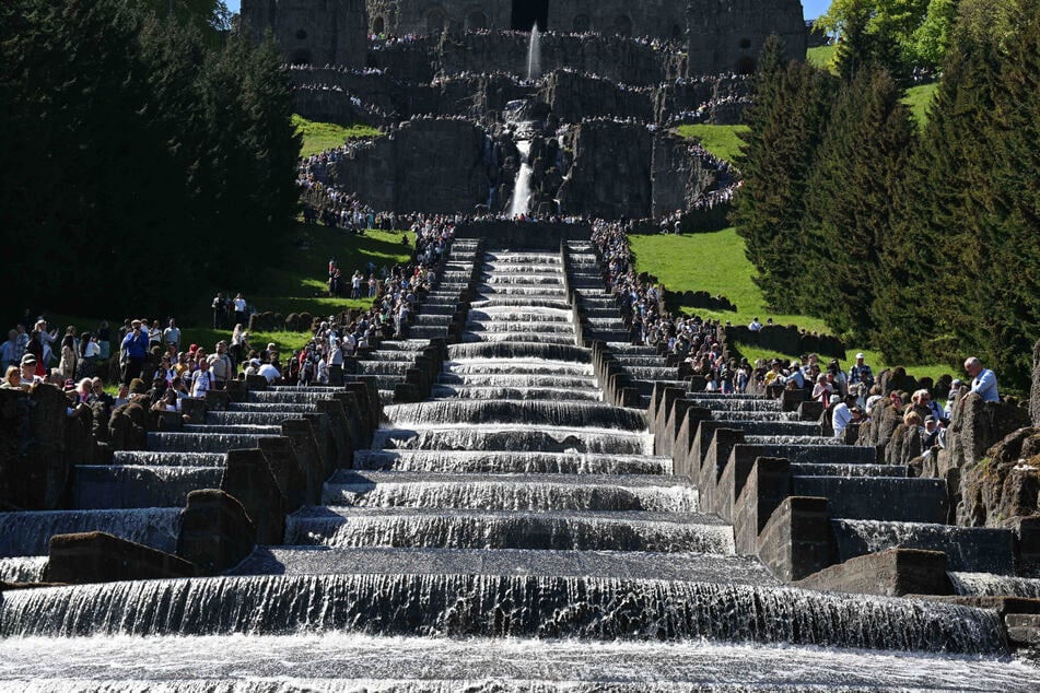 Die Wasserspiele im Kasseler Bergpark Wilhelmshöhe sind ab sofort eröffnet.