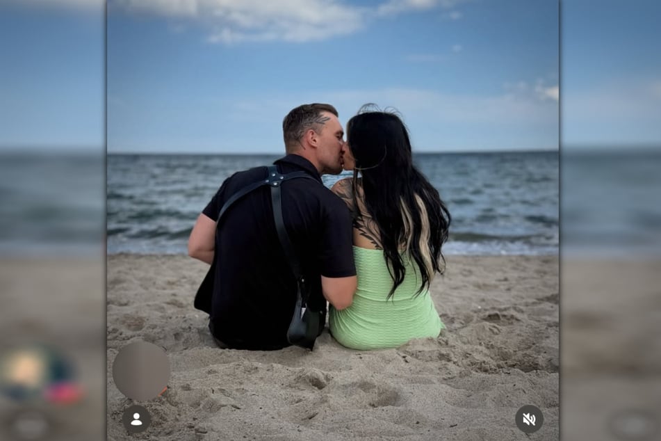 Dieses Foto postete Schauspieler Eric Stehfest (37) am Donnerstag und machte damit die Beziehung zu Tätowiererin Sarah Scheil öffentlich.