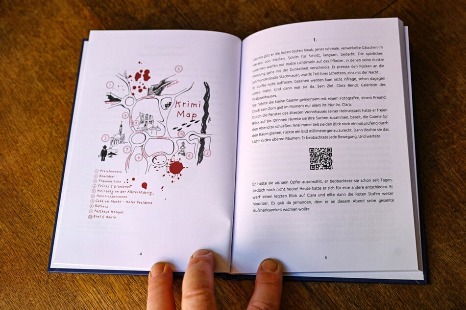 Im Buch sind zehn QR-Codes entsprechend des "Tatverlaufs" eingefügt. Eine Karte verweist zudem auf die Orte in der Stadt.