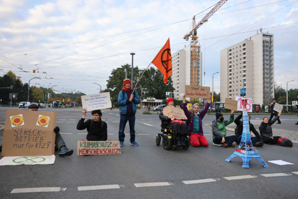 Insgesamt acht Demonstranten blockierten am Freitagmorgen die Lennéstraße auf Höhe der VW-Manufaktur.