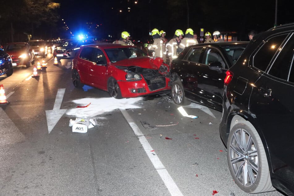 Bei dem Unfall wurden insgesamt drei Autos in Mitleidenschaft gezogen.