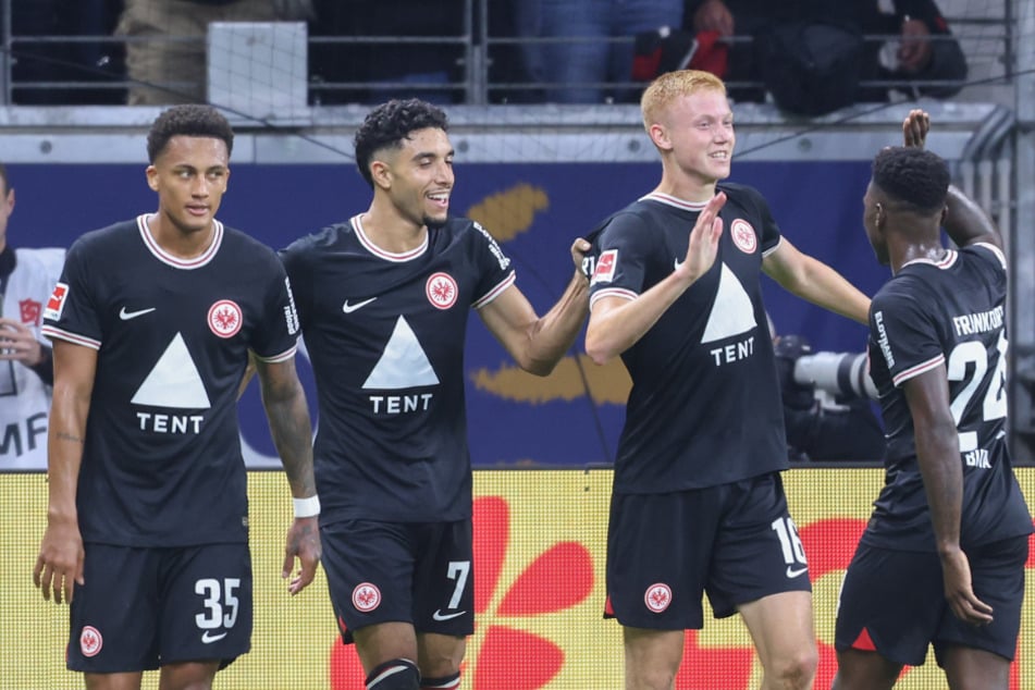 Eintracht Frankfurts Abwehrchef Tuta (25, l.) fühlt sich bei der SGE zwar äußerst wohl, lässt seine Zukunft allerdings trotzdem offen.