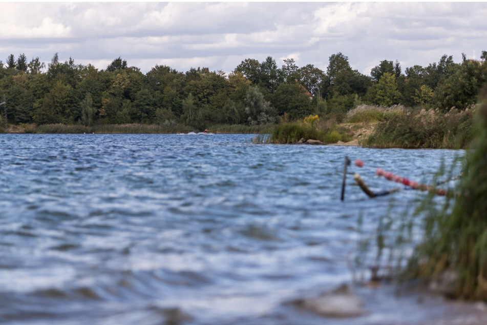 Am frühen Samstagmorgen hatte ein Angler die Leiche des 20-Jährigen im Kulkwitzer See entdeckt. (Archiv)