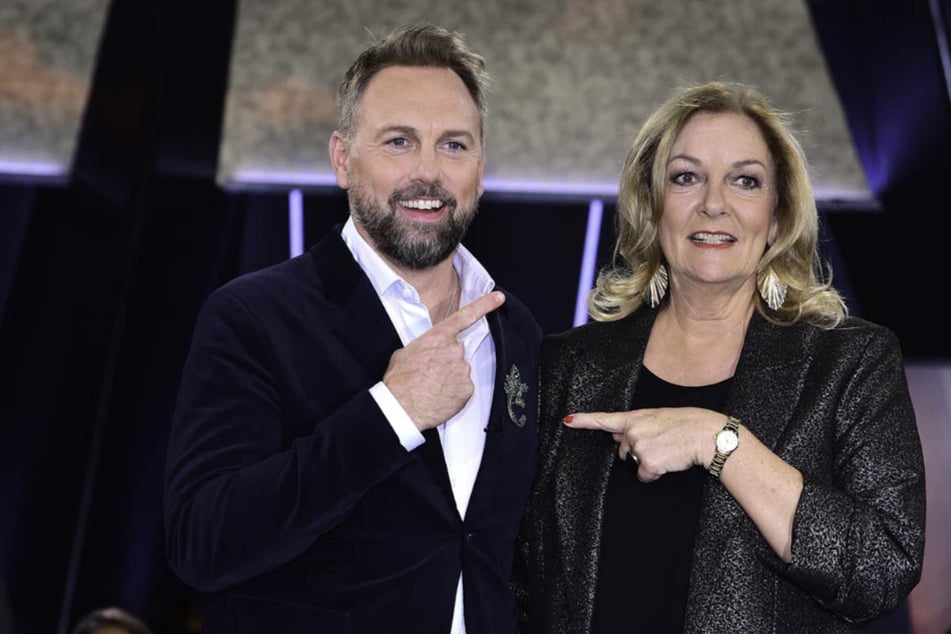 Moderiert wird die "NDR Talk Show" am Freitagabend von Steven Gätjen (53) und Bettina Tietjen (66).