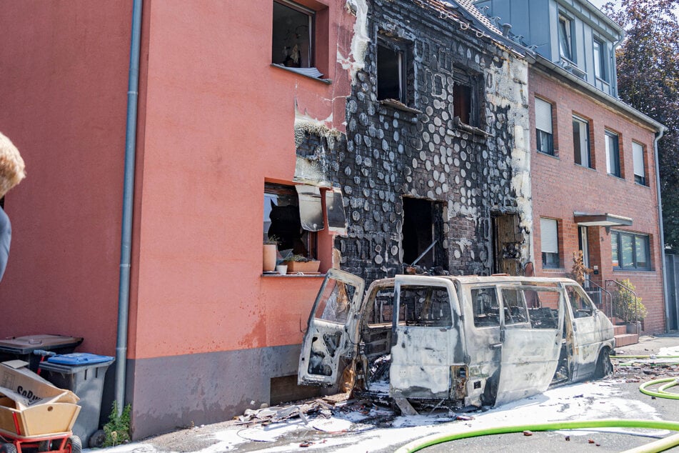Köln: Kleinbus-Brand hat fatale Folgen für Hausbewohner im Kölner Süden