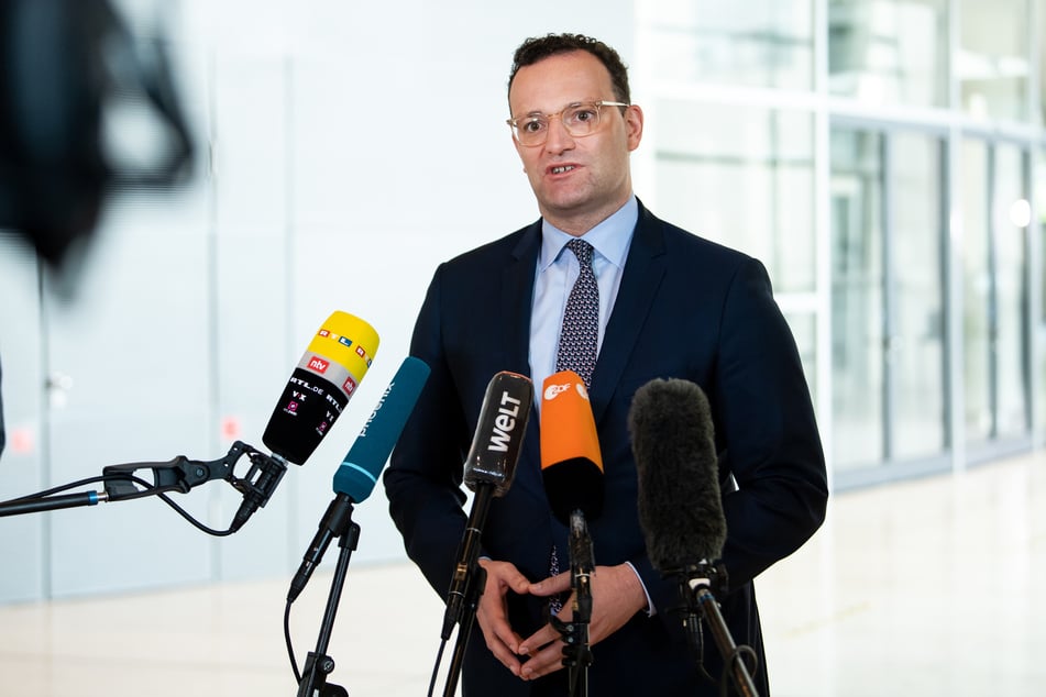 Jens Spahn (CDU), Bundesgesundheitsminister, äußert sich am Rande der Plenarsitzung im Deutschen Bundestag am 3. Juli 2020 gegenüber Medienvertretern.