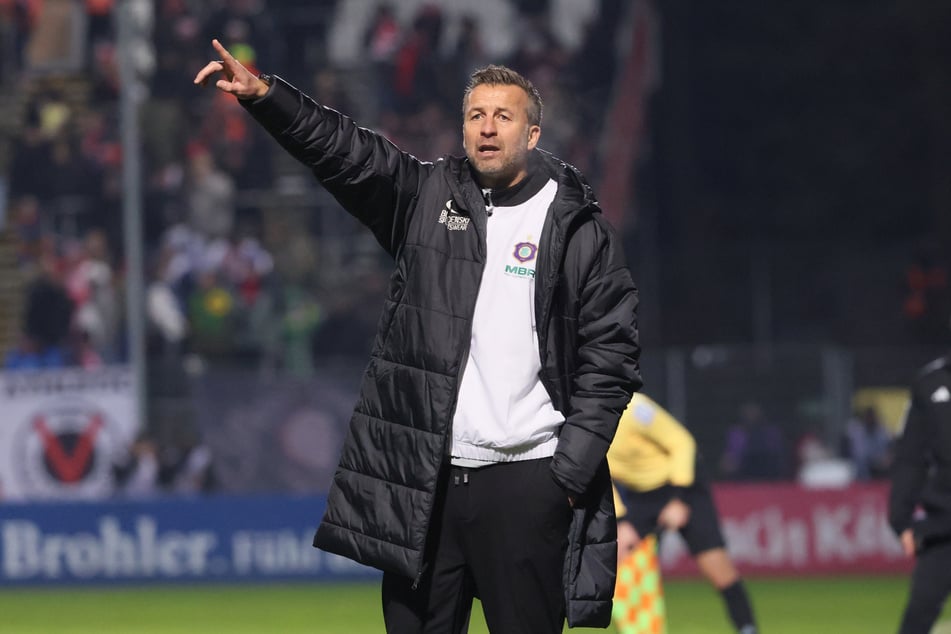 Aue-Coach Christoph Dabrowski (47) hofft auf einen Sieg gegen Cottbus.