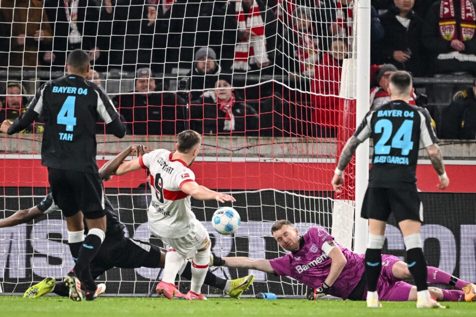 Ermedin Demirovic (3.v.l.) brachte den VfB Stuttgart nach einer Viertelstunde mit 1:0 in Führung.