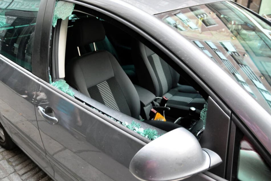 Die Diebe schlugen jeweils eine Seitenscheibe der Autos ein und verschafften sich so Zutritt zu den Autos. (Symbolfoto)
