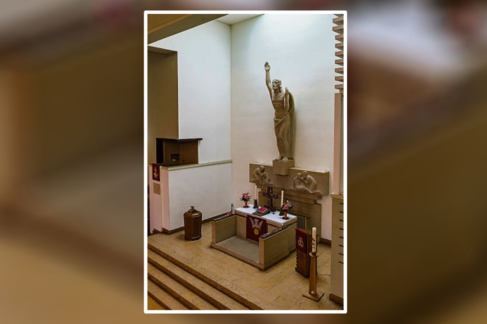 Jesus, von oben beleuchtet - die Kirche schmückt ein seltenes Altarbild.