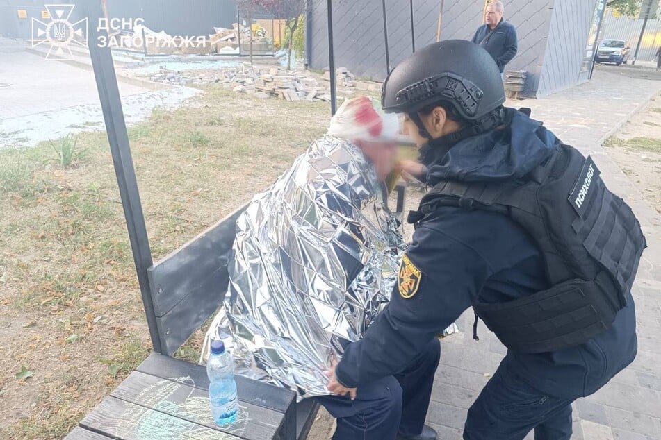 Nach dem Russen.Angriff auf ein Wohnhaus in Kiew: Ein Notfallseelsorger betreut eine verängstigte Frau