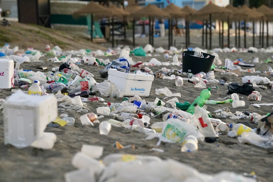 Der größte Müllanteil an Stränden kommt durch Flaschendeckel.