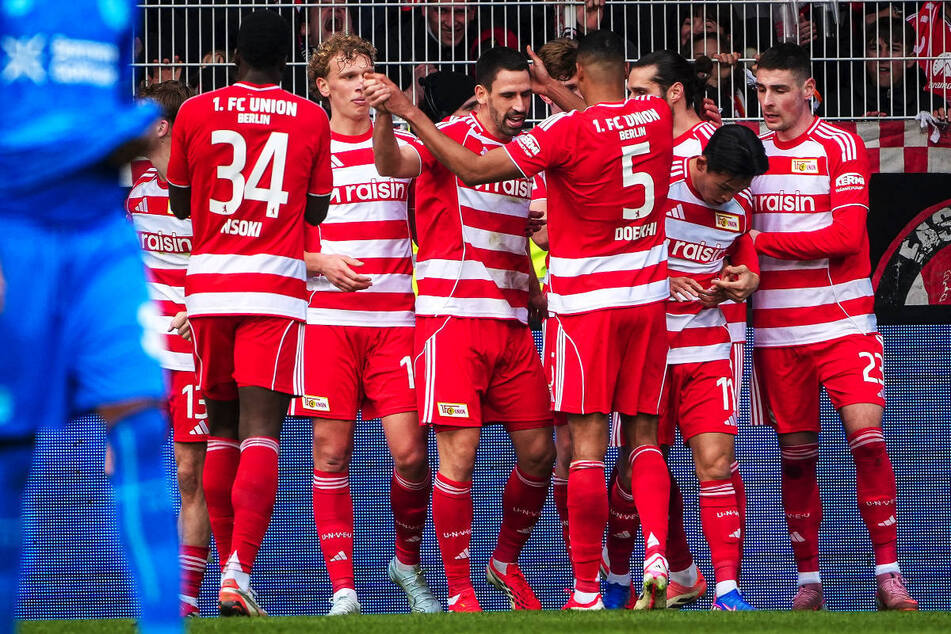 Die Eisernen feiern den Führungstreffer durch Rani Khedira (M.).