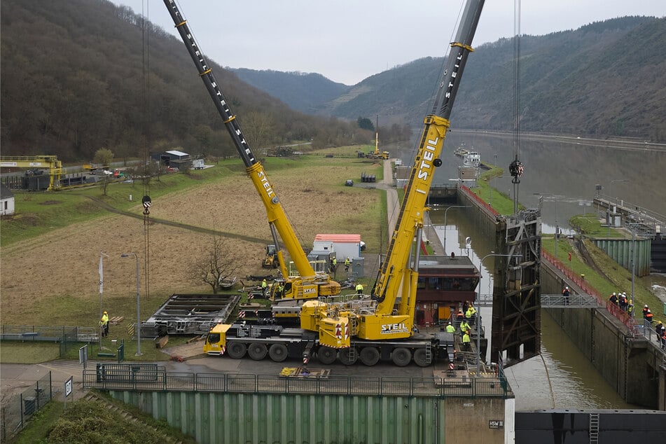 Schleusen-Unfall auf der Mosel: Spezialkran muss anrücken - 70 Schiffe stecken weiter fest