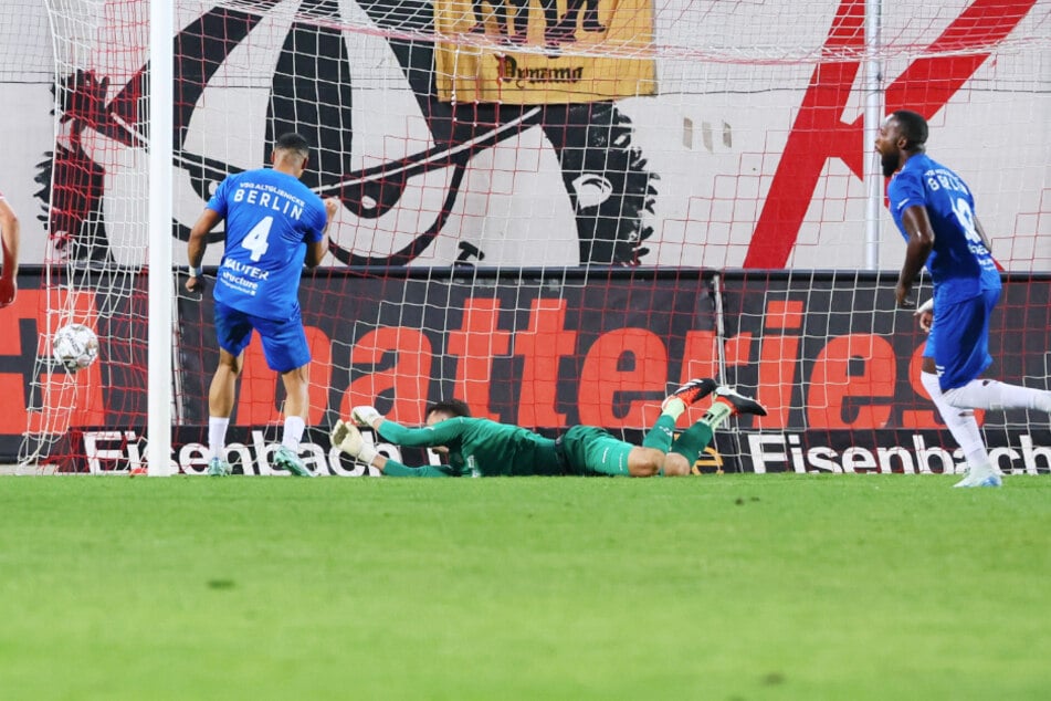 Altglienicke-Spieler Manasse Eshele (r.) trifft zum 0:3 gegen Zwickau.