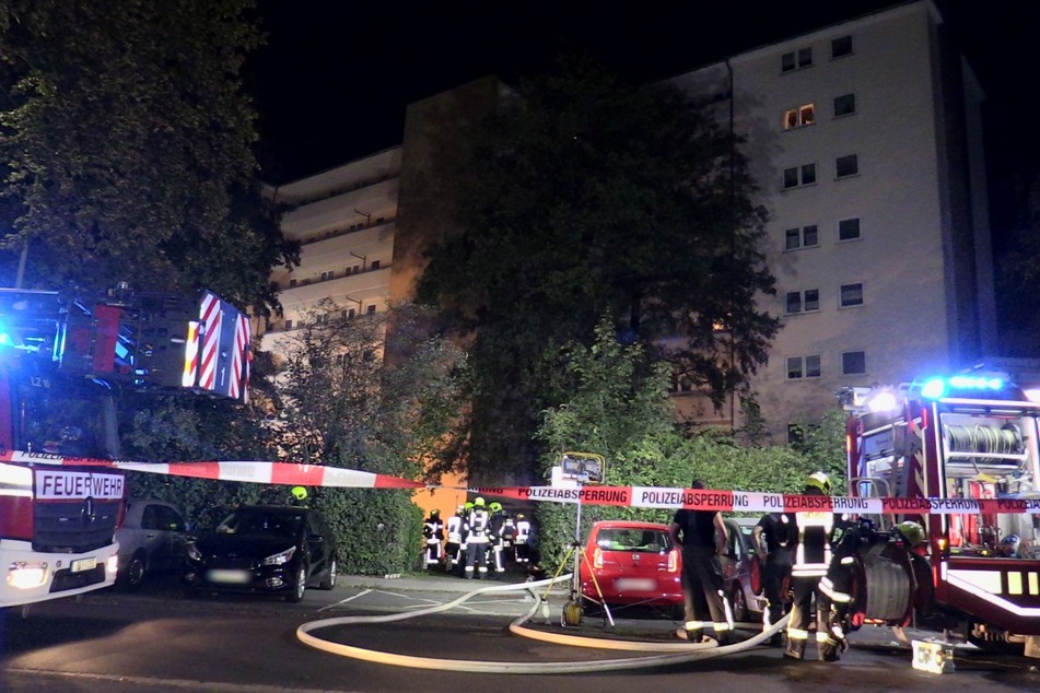 Am Montagabend ist der Keller eines Neusser Mehrfamilienhauses in der Daimlerstraße abgebrannt. Mehrere Menschen erlitten eine Rauchvergiftung.
