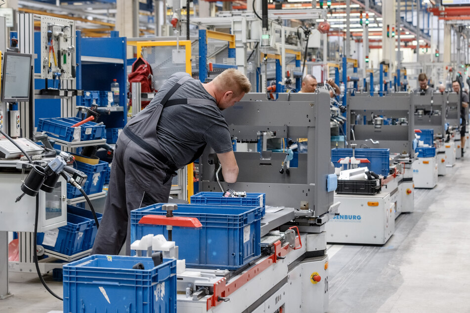 Mitarbeiter fertigen im Jungheinrich Werk Norderstedt Gabelstapler auf einer von fünf Produktionslinien. (Archivbild)