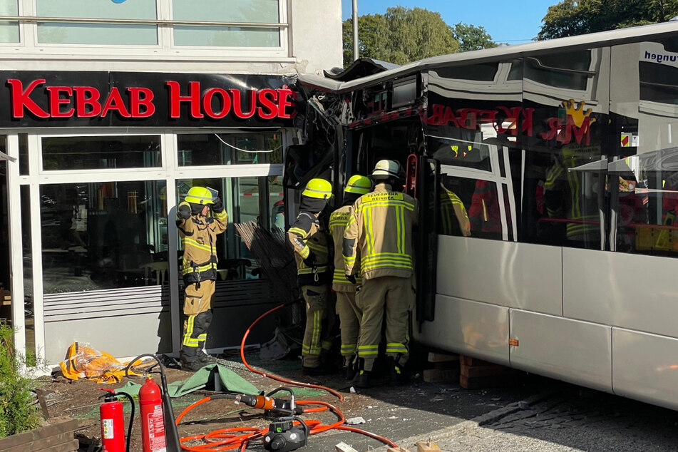 Bus kracht in Dönerladen: Mitarbeiter springt gerade noch zur Seite