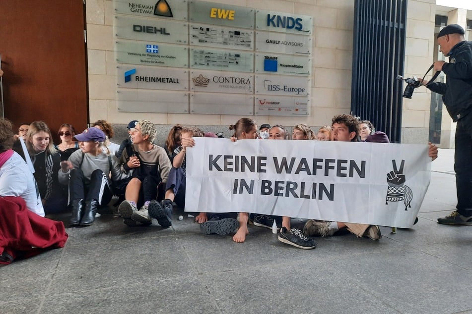 Die Aktivisten blockierten den Eingang zu einem Büro von Rheinmetall am Brandenburger Tor in Berlin-Mitte.