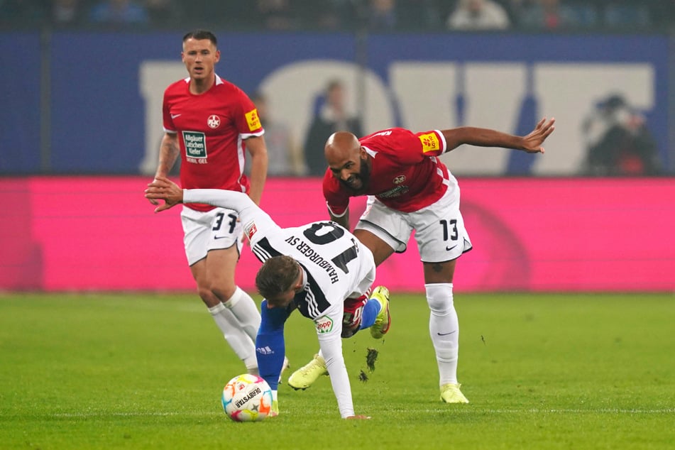 Der Hamburger SV und der 1. FC Kaiserslautern lieferten sich ein umkämpftes Duell. Hier bringt FCK-Knipser Terrence Boyd (r.) HSV-Stratege Sonny Kittel zu Fall.
