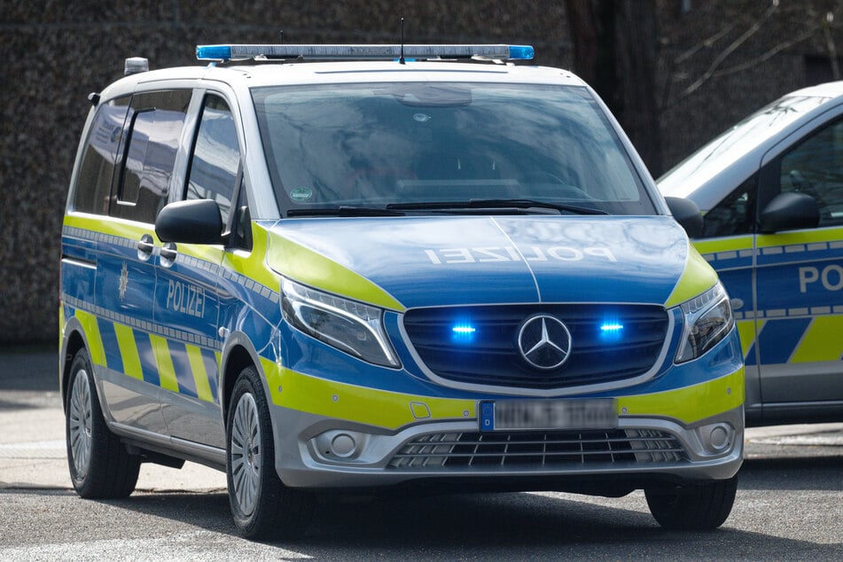 Mehrere Polizeiwagen hefteten sich am Ende an den Raser (Symbolbild).