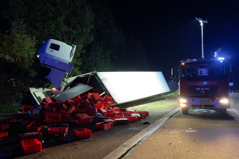 Der 55 Jahre alte Fahrer hatte die Kontrolle über den Sattelzug verloren und war im Graben gelandet.