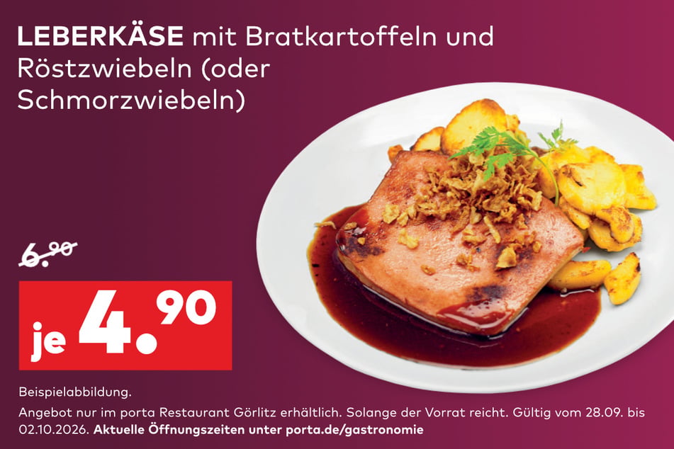 Der saftige Leberkäse wird mit knusprigen Bratkartoffeln und Zwiebeln serviert.