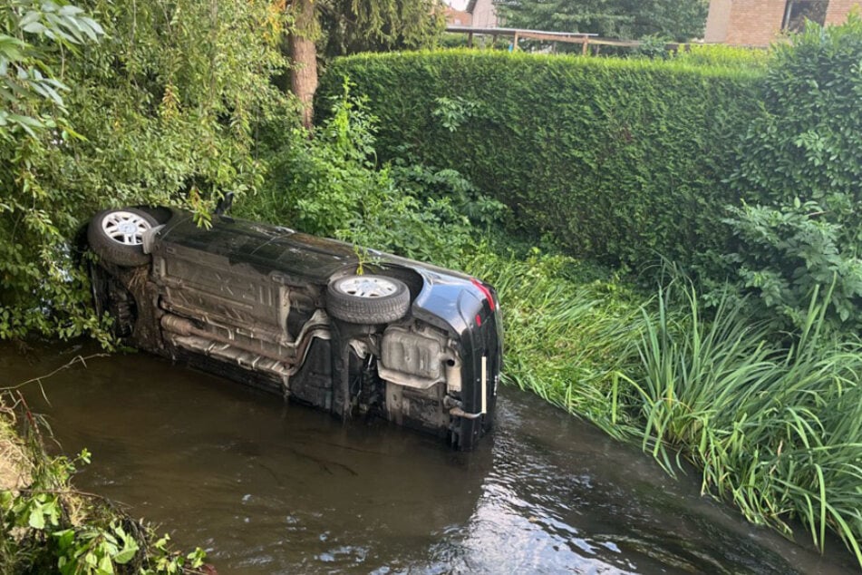 Der Renault landete bei dem Unfall seitlich in der Erft. Vom Fahrer fehlte beim Eintreffen der Polizei jedoch jede Spur.