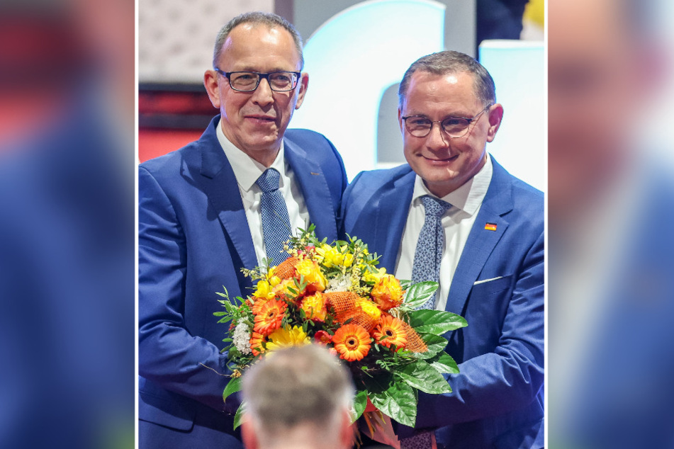 Blumen vom Führer der Partei: AfD-Bundessprecher Tino Chrupalla (48, rechts) beglückwünscht Jörg Urbau (59) zur Wahl.