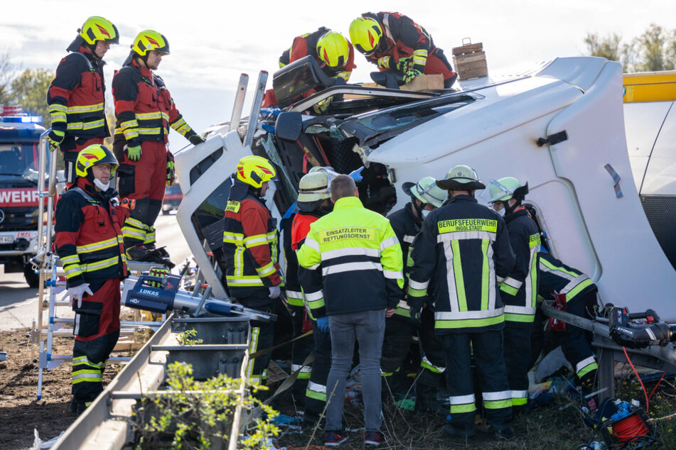 Die Rettungskräfte mussten den Lastwagenfahrer (26) aus dem Wrack seines tonnenschweren Gefährts schneiden.