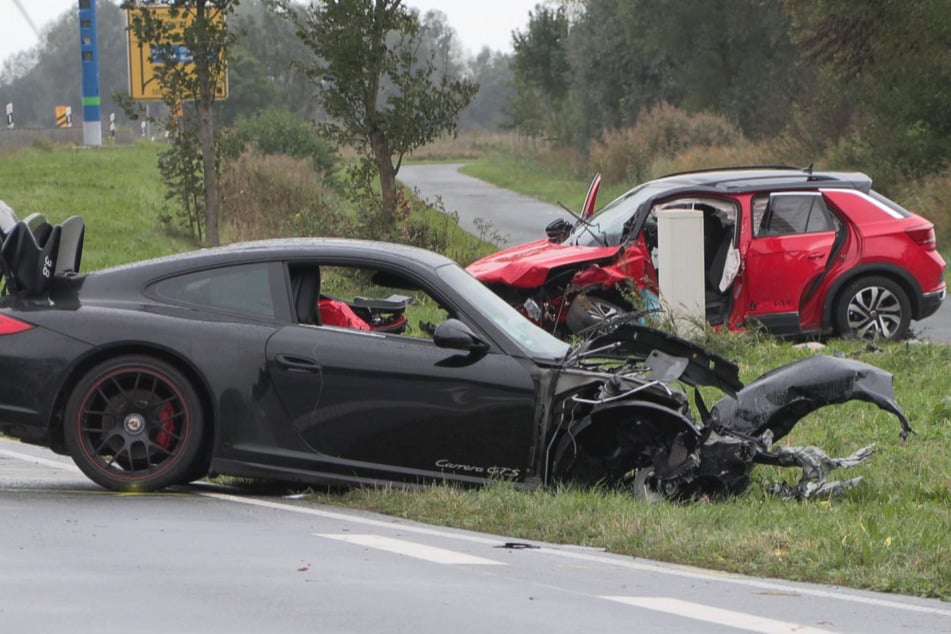 Ein Porsche war auf der B212 frontal in einen VW T-Roc gekracht. In dem SUV wurden zwei Personen tödlich verletzt.