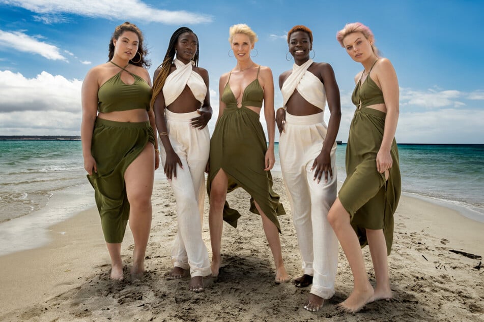 Vivien (23), Somajia (21), Nicole (49), Olivia (22) und Selma (19, v.l.) konnten sich ins Finale der 18. Staffel von "Germany's Next Topmodel" posieren.