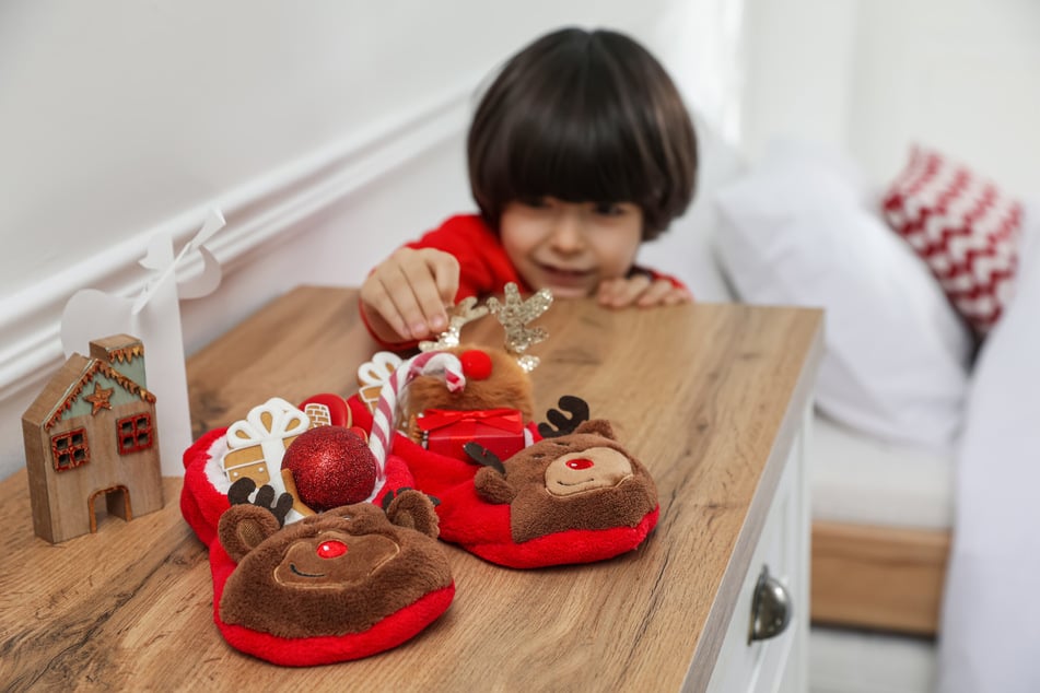 In vielen Ländern ist es Tradition, dass Kinder an Nikolaus Geschenke in Schuhen finden.