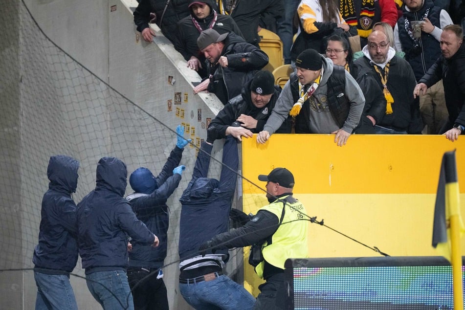 Zahlreiche Menschen waren in den Stadioninnenraum eingedrungen.