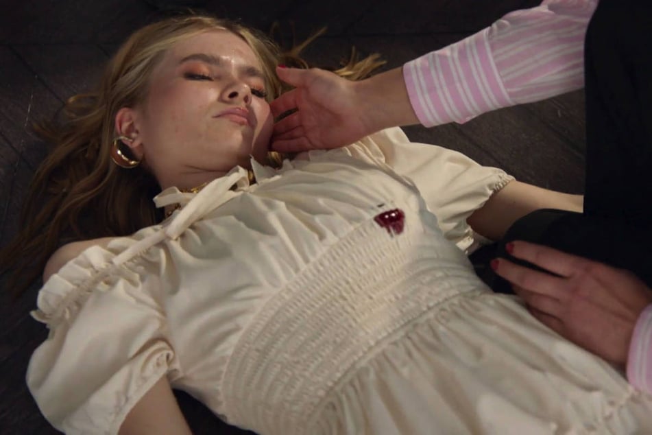 Johanna wird unweit des Herzens von einem Nagel getroffen und schwer verletzt.