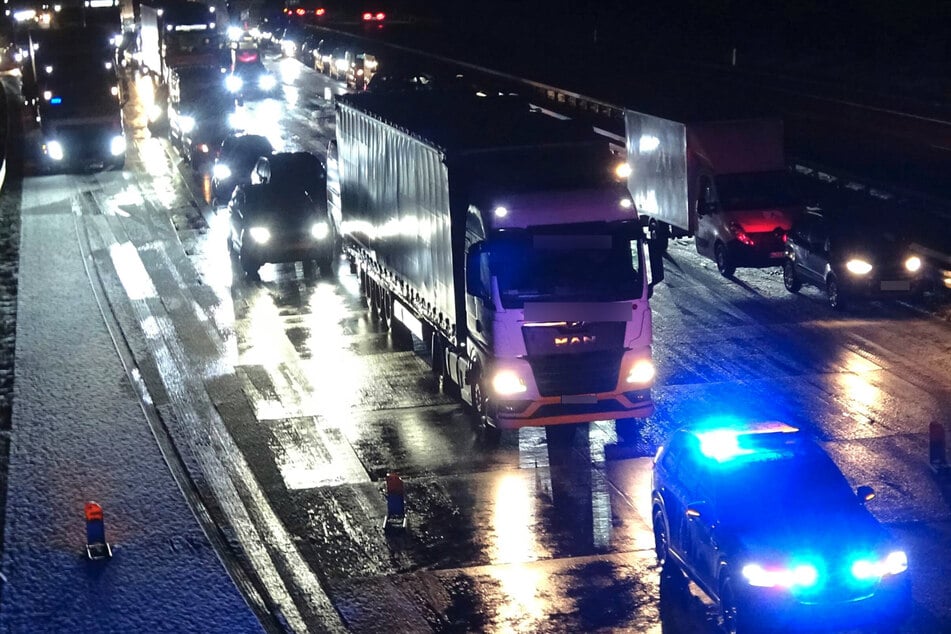 Am Abend fiel Schnee und die sinkenden Temperaturen sorgten für glatte Straßen. Nach dem Unfall entstand ein Stau.