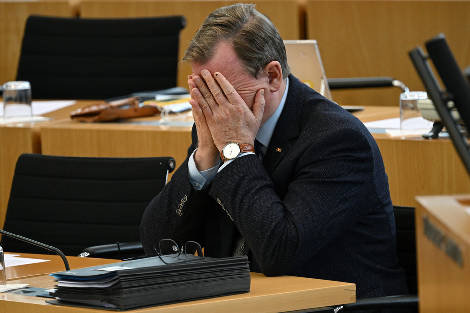 Bodo Ramelow (67, Linke), Ministerpräsident von Thüringen, schlägt während der Sitzung des Thüringer Landtags die Hände vors Gesicht.