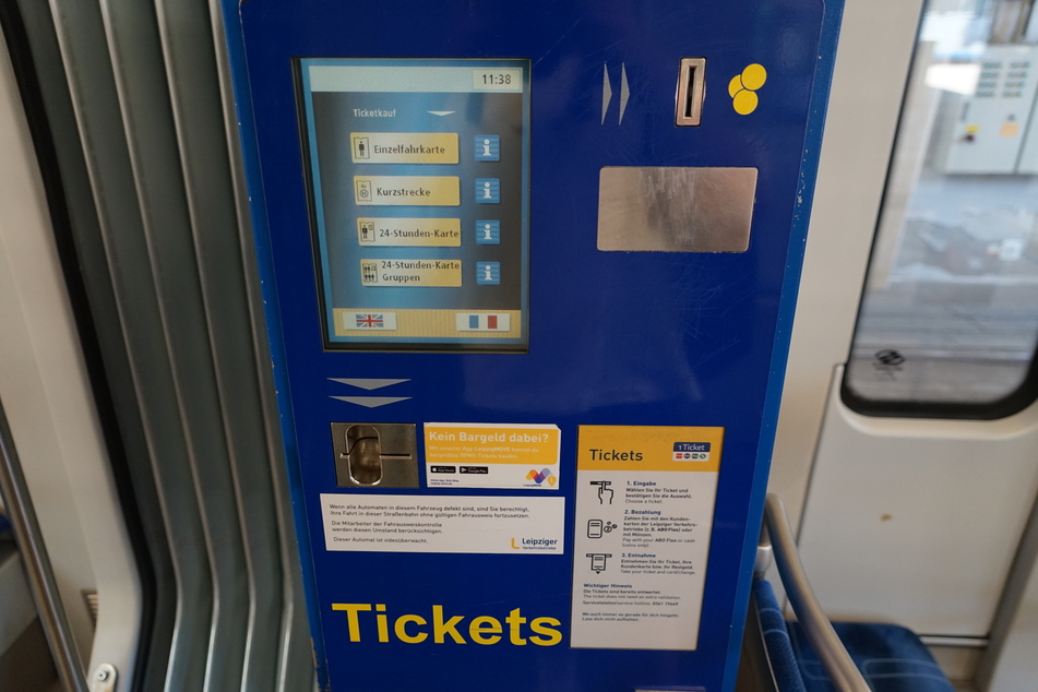 Die blauen Ticketautomaten fliegen weg.