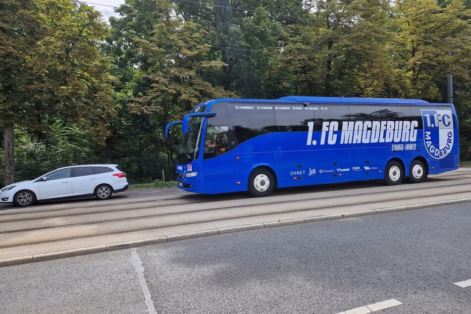 Die Gäste sind gerade am Stadion angekommen.