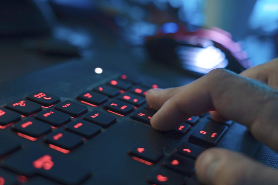 Die Täter versuchen eine Beziehung zu ihren Opfern herzustellen und sie anschließend zu extremen Handlungen zu zwingen. (Symbolbild)