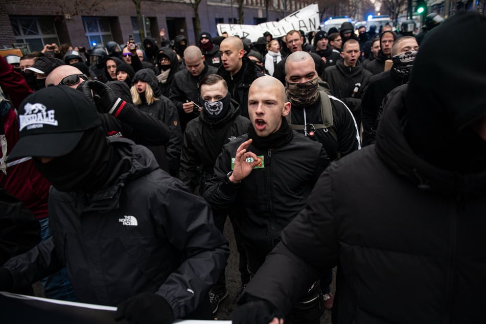 Auf Seiten der Rechten versammelten sich nach Polizeiangaben um die 60 Teilnehmer.