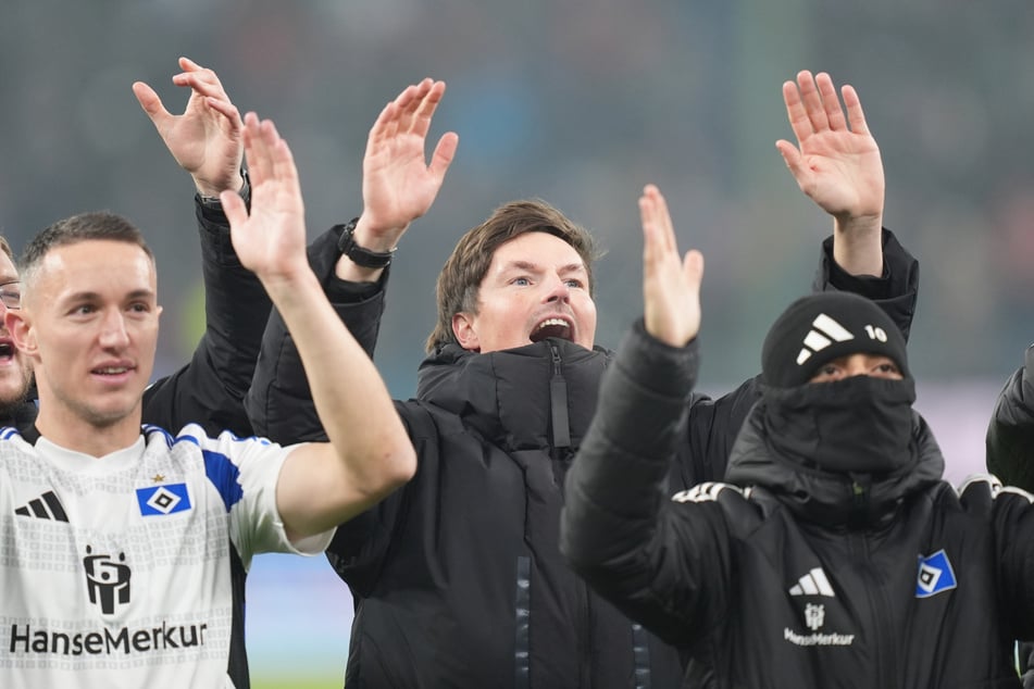 HSV-Coach Merlin Polzin (34) feierte nach dem Topspiel-Sieg zusammen mit den Spielern vor der Nordkurve.