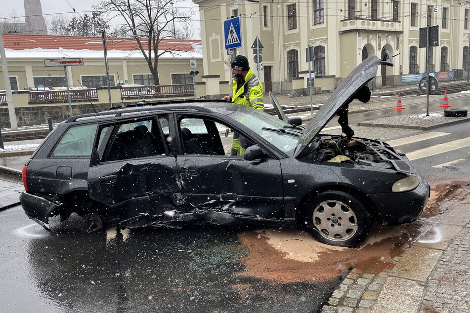 Ende einer Verfolgungsfahrt: Der Audi der Brüder wurde beim Crash mit dem Poller geschrottet.
