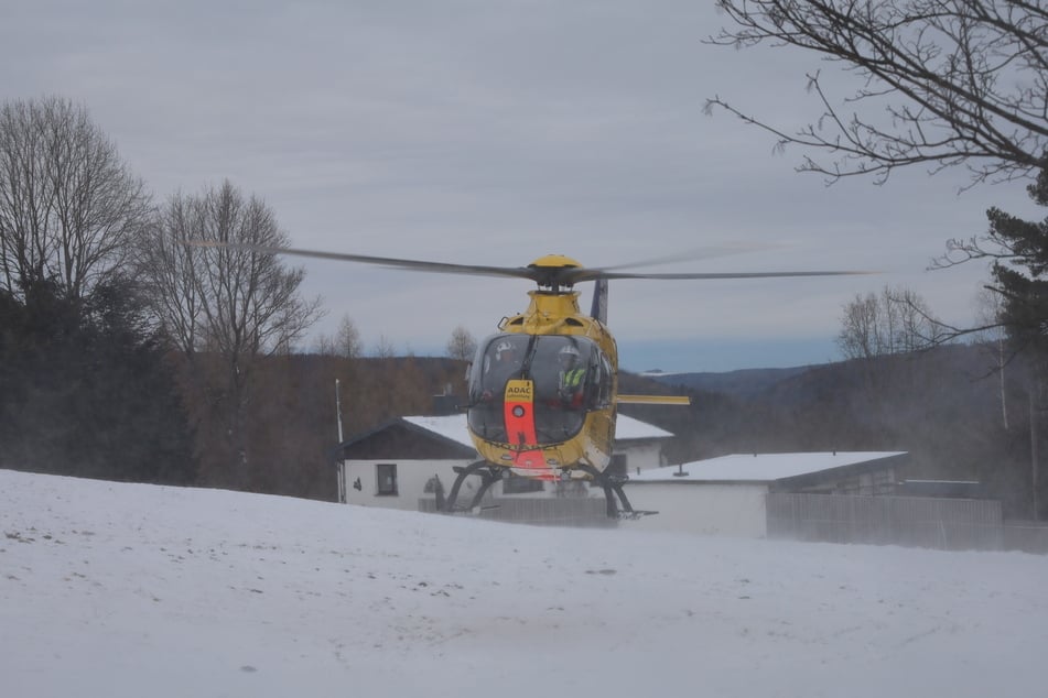 Ein Rettungshubschrauber brachte die Frau in ein Krankenhaus.